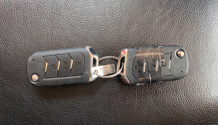 2021 Mahindra XUV300 W8 (O) 1.2 PETROL, Petrol, Manual, 6,528 km, Key Close Up