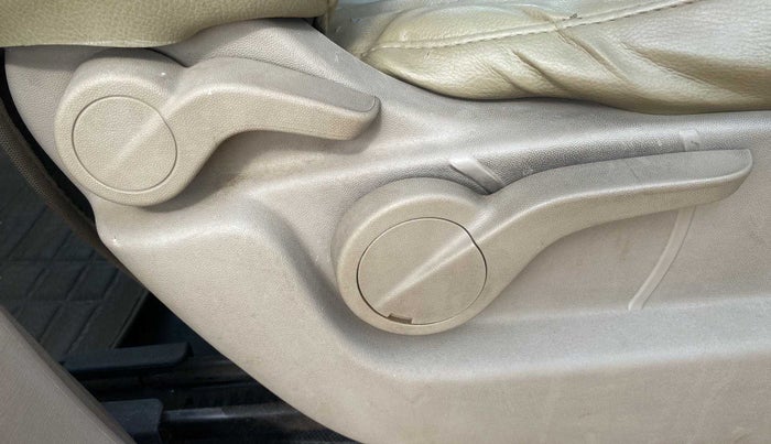 2018 Mahindra XUV500 W6, Diesel, Manual, 80,661 km, Driver Side Adjustment Panel