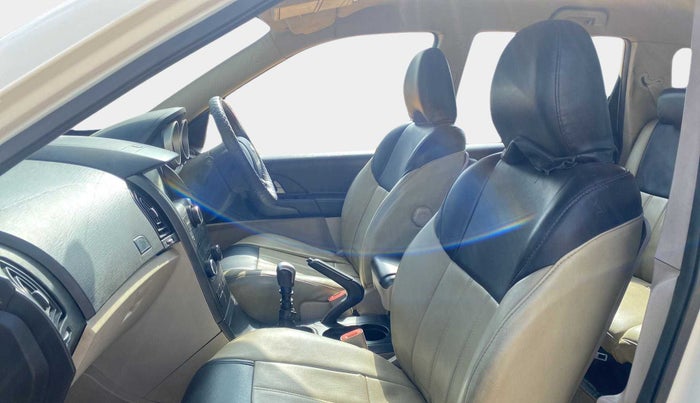 2018 Mahindra XUV500 W6, Diesel, Manual, 80,661 km, Right Side Front Door Cabin