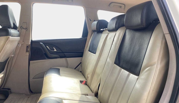 2018 Mahindra XUV500 W6, Diesel, Manual, 80,661 km, Right Side Rear Door Cabin