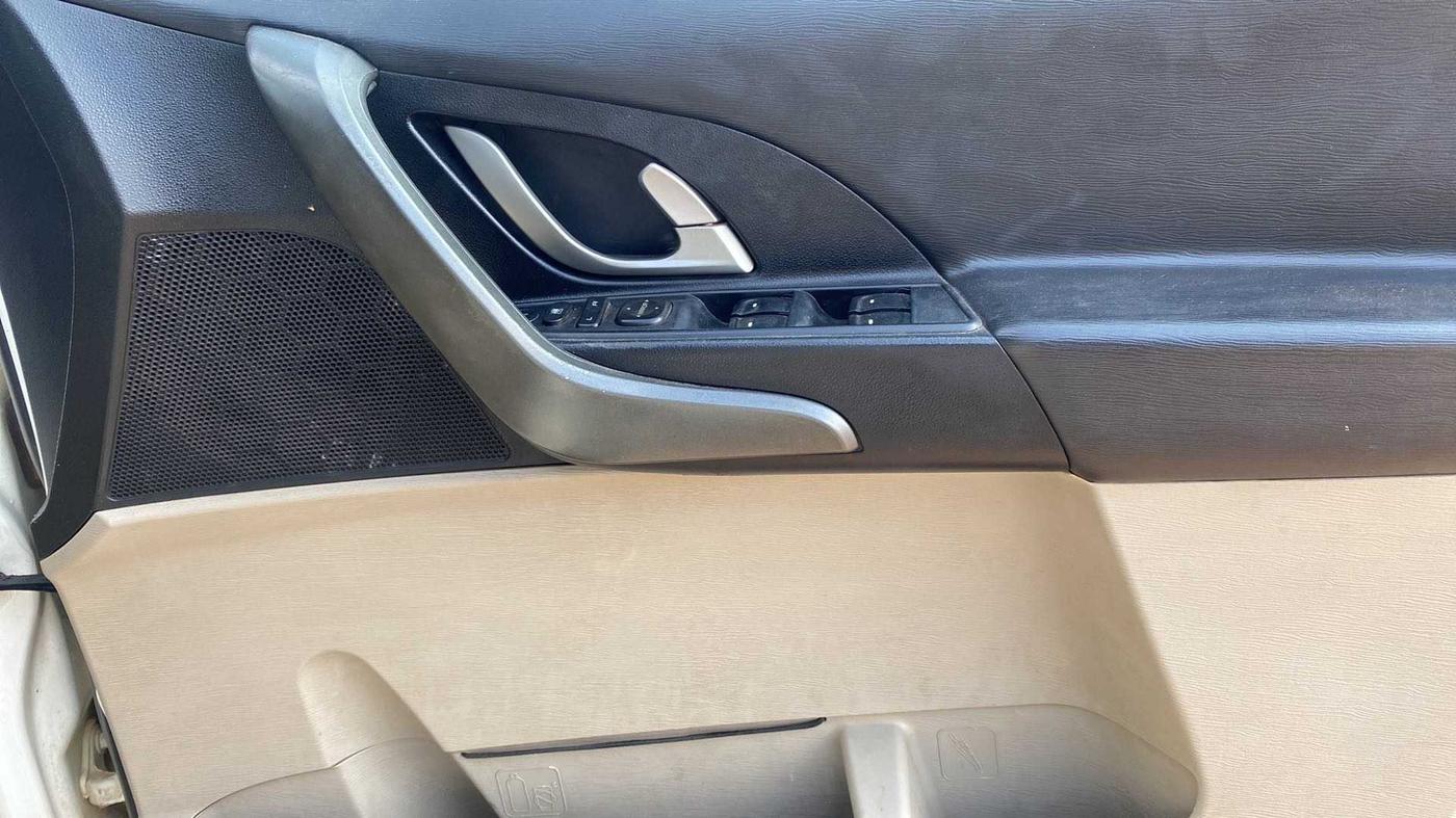 2018 Mahindra XUV500 W6, Diesel, Manual, 80,661 km, Driver Side Door Panels Control