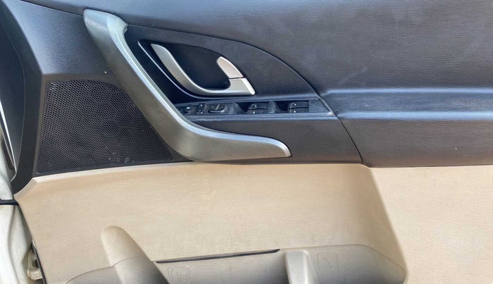2018 Mahindra XUV500 W6, Diesel, Manual, 80,661 km, Driver Side Door Panels Control
