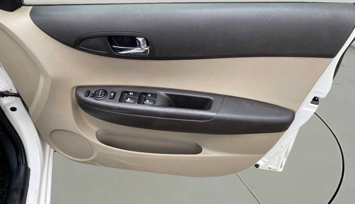 2012 Hyundai i20 MAGNA 1.2, Petrol, Manual, 29,552 km, Driver Side Door Panels Control