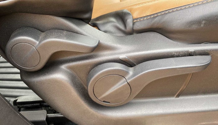 2019 Mahindra XUV500 W9, Diesel, Manual, 39,544 km, Driver Side Adjustment Panel