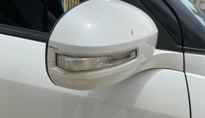 2013 Maruti Swift ZDI, Diesel, Manual, 1,02,255 km, Right rear-view mirror - Indicator light has minor damage