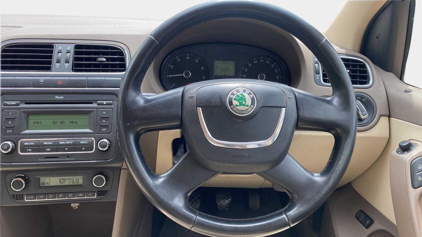 2013 Skoda Rapid ELEGANCE 1.6 MPI MT, Petrol, Manual, 59,691 km, Steering Wheel Close Up