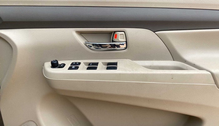 2020 Maruti Ertiga VXI AT SHVS, Petrol, Automatic, 34,569 km, Driver Side Door Panels Control