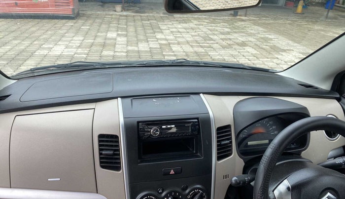 2013 Maruti Wagon R 1.0 LXI, Petrol, Manual, 44,985 km, Dashboard - Cup holder minor damage