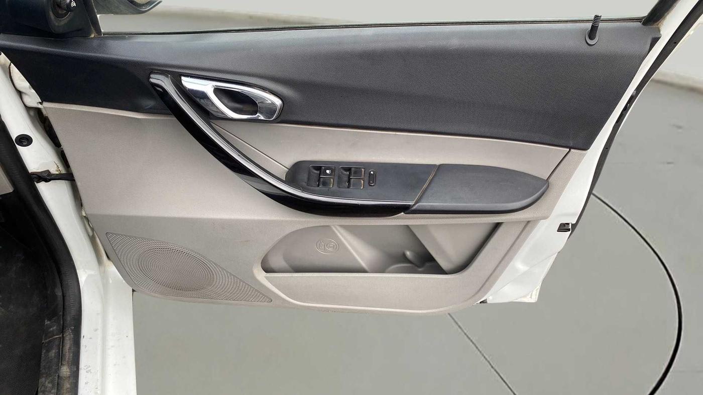 2019 Tata Tiago XZ PETROL, Petrol, Manual, 70,736 km, Driver Side Door Panels Control