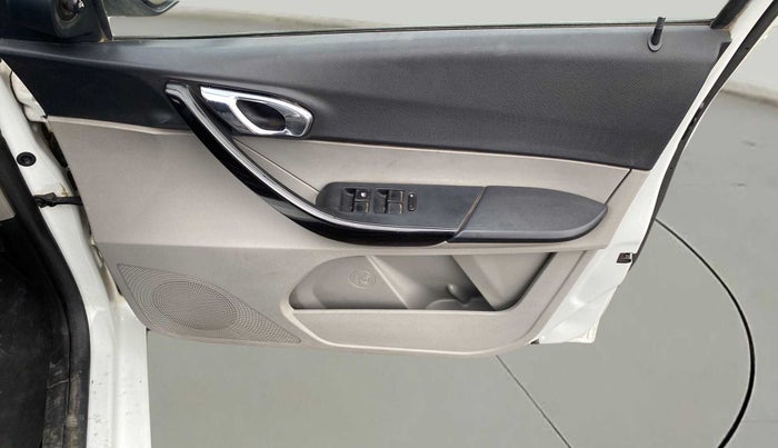 2019 Tata Tiago XZ PETROL, Petrol, Manual, 70,736 km, Driver Side Door Panels Control