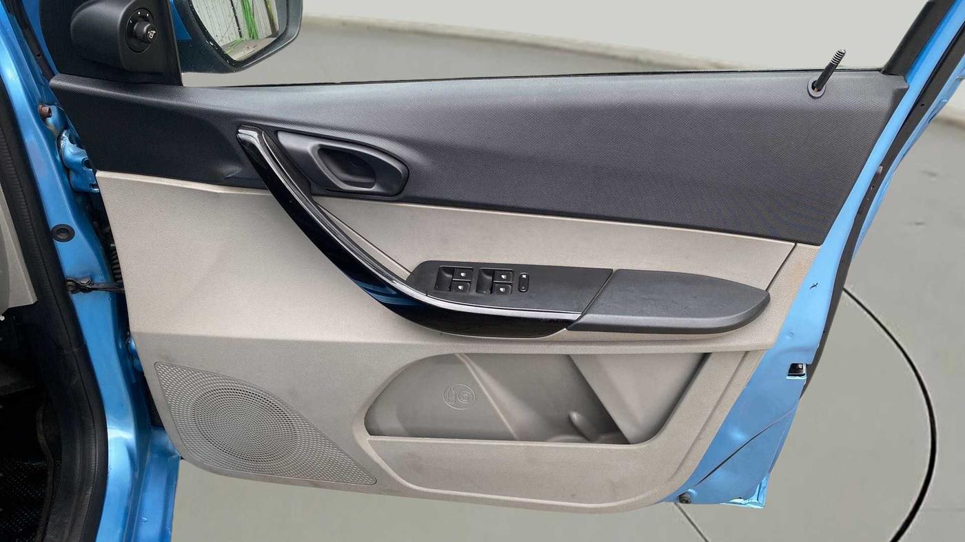 2016 Tata Tiago XT PETROL, Petrol, Manual, 100 km, Driver Side Door Panels Control