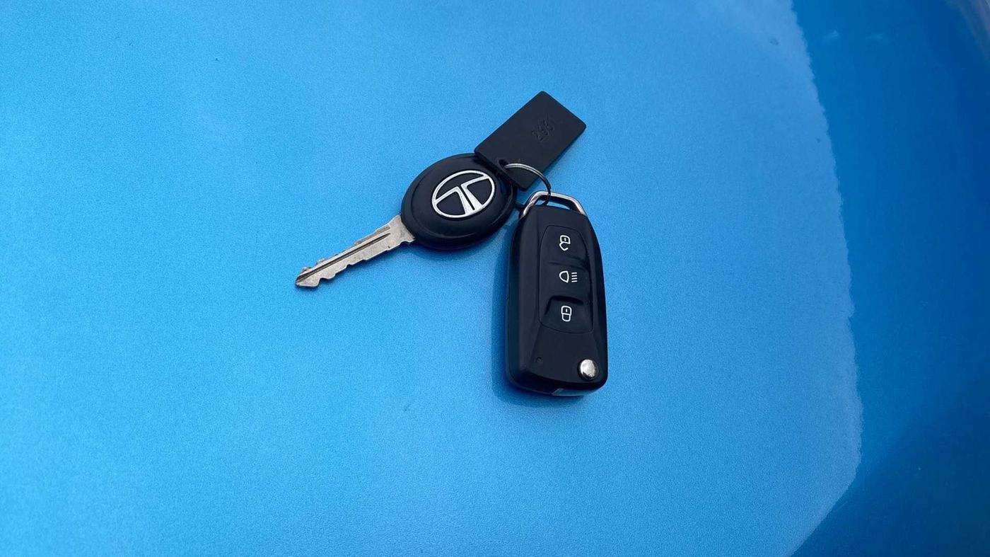 2016 Tata Tiago XT PETROL, Petrol, Manual, 100 km, Key Close Up