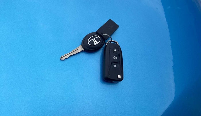 2016 Tata Tiago XT PETROL, Petrol, Manual, 100 km, Key Close Up