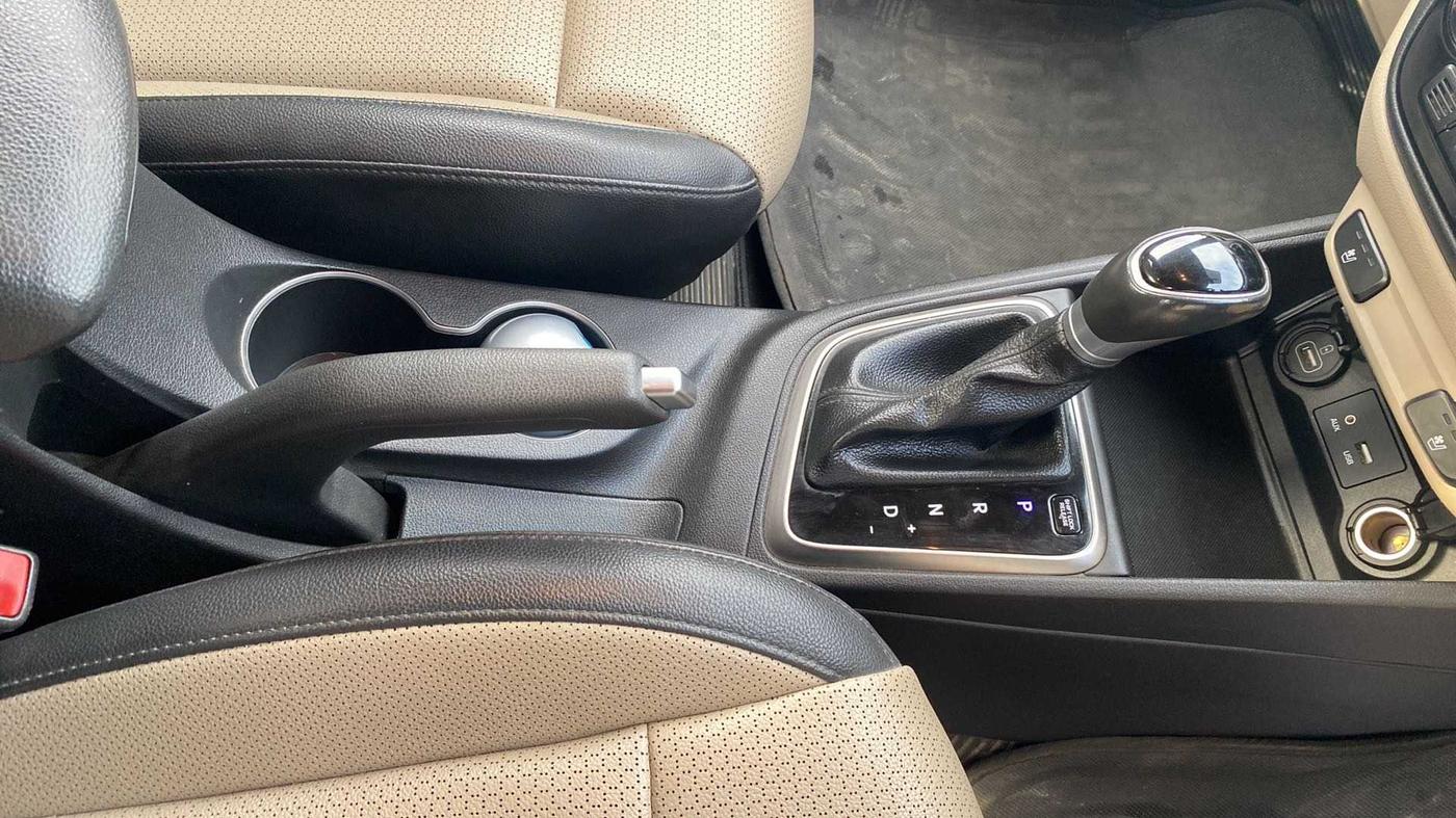 2018 Hyundai Verna 1.6 VTVT SX (O) AT, Petrol, Automatic, 56,402 km, Gear Lever