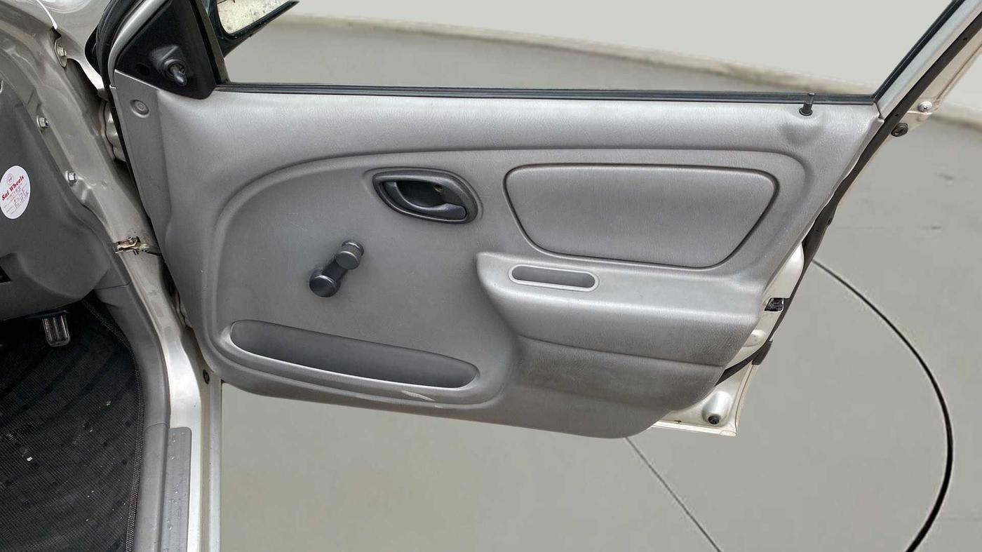 2014 Maruti Alto K10 LXI, Petrol, Manual, 53,066 km, Driver Side Door Panels Control