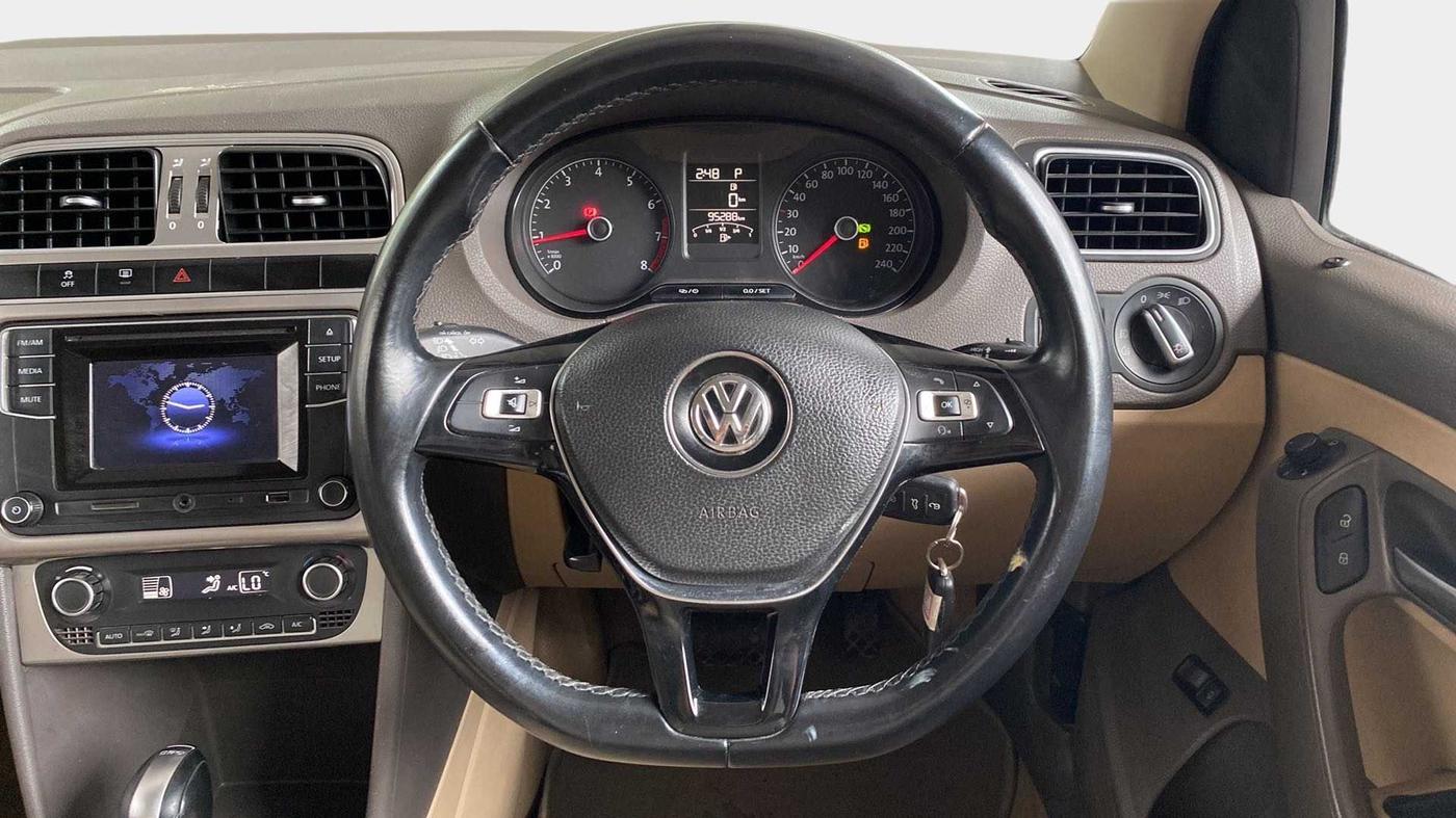2017 Volkswagen Vento HIGHLINE PETROL AT, Petrol, Automatic, 95,278 km, Steering Wheel Close Up
