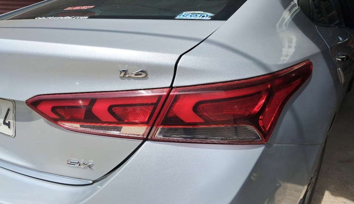 2018 Hyundai Verna 1.6 VTVT SX O, Petrol, Manual, 61,022 km, Right tail light - Minor scratches