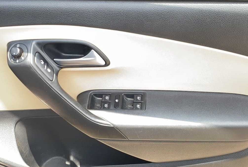 2017 Volkswagen Ameo HIGHLINE PLUS 1.5L AT 16 ALLOY, Diesel, Automatic, 1,05,039 km, Driver Side Door Panels Control