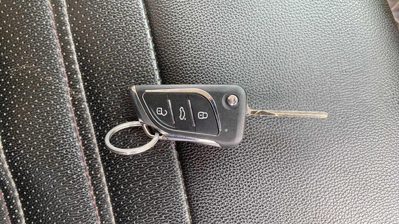 2017 Volkswagen Ameo HIGHLINE PLUS 1.5L AT 16 ALLOY, Diesel, Automatic, 1,05,039 km, Key Close Up