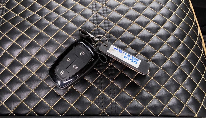 2023 Tata ALTROZ XZ PETROL, Petrol, Manual, 4,247 km, Key Close Up