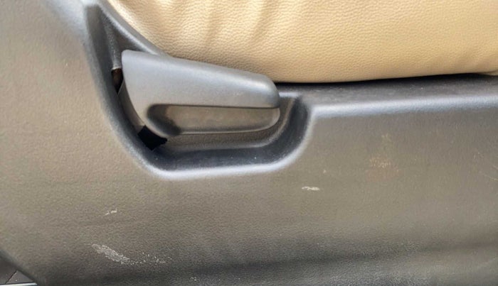 2017 Maruti Wagon R 1.0 LXI CNG, CNG, Manual, 1,01,188 km, Driver Side Adjustment Panel