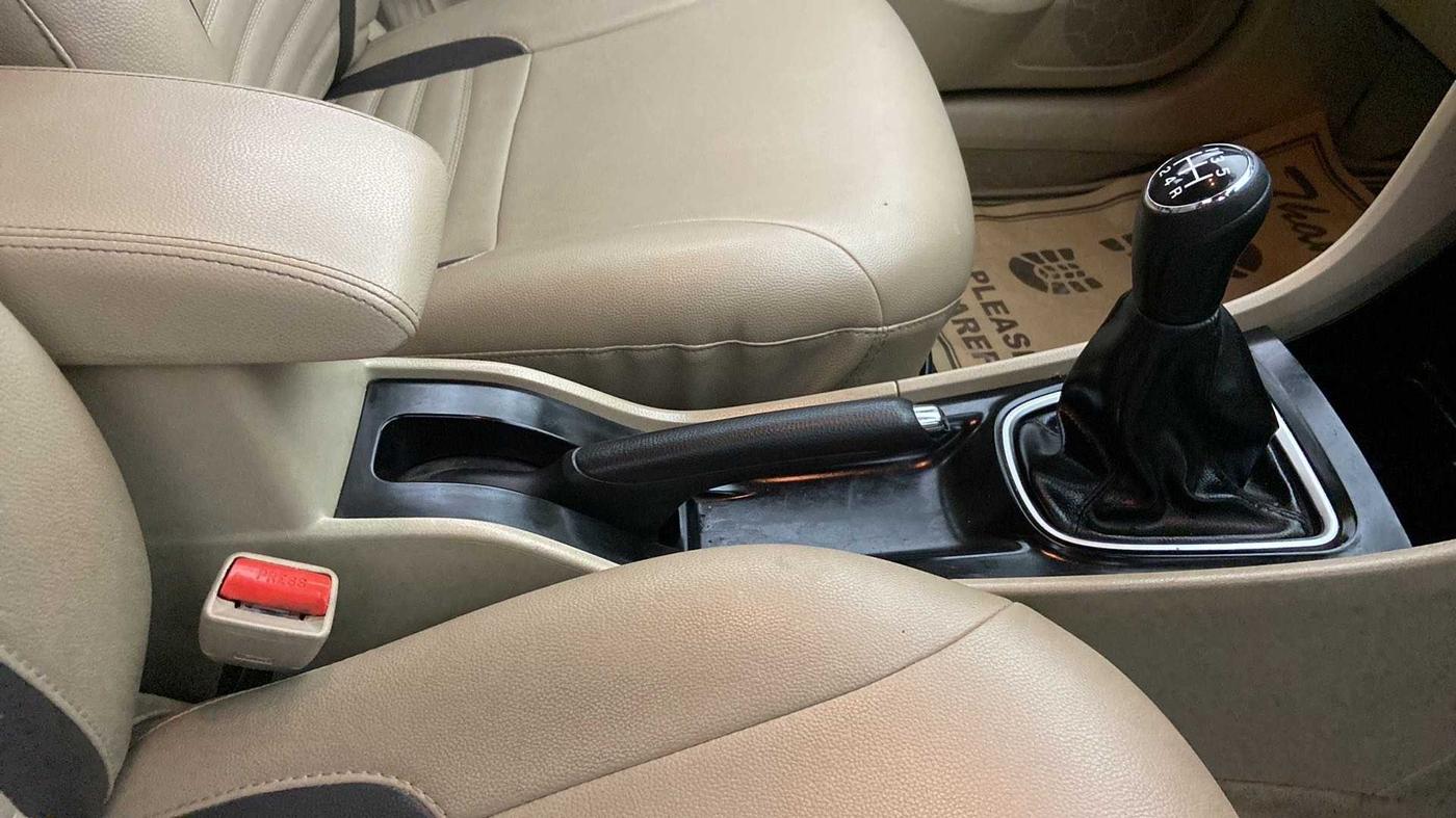 2016 Maruti Ciaz ZXI, Petrol, Manual, 57,286 km, Gear Lever