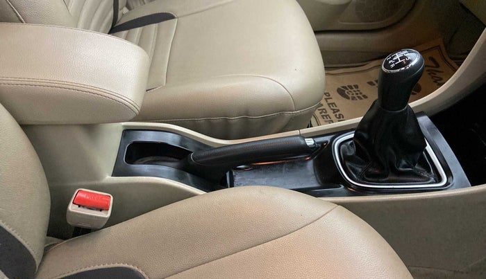 2016 Maruti Ciaz ZXI, Petrol, Manual, 57,286 km, Gear Lever