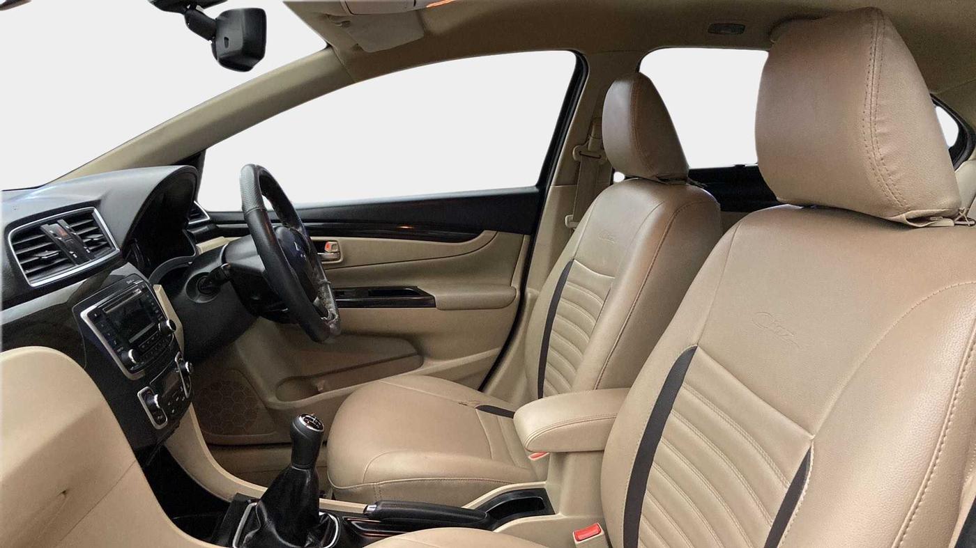 2016 Maruti Ciaz ZXI, Petrol, Manual, 57,286 km, Right Side Front Door Cabin
