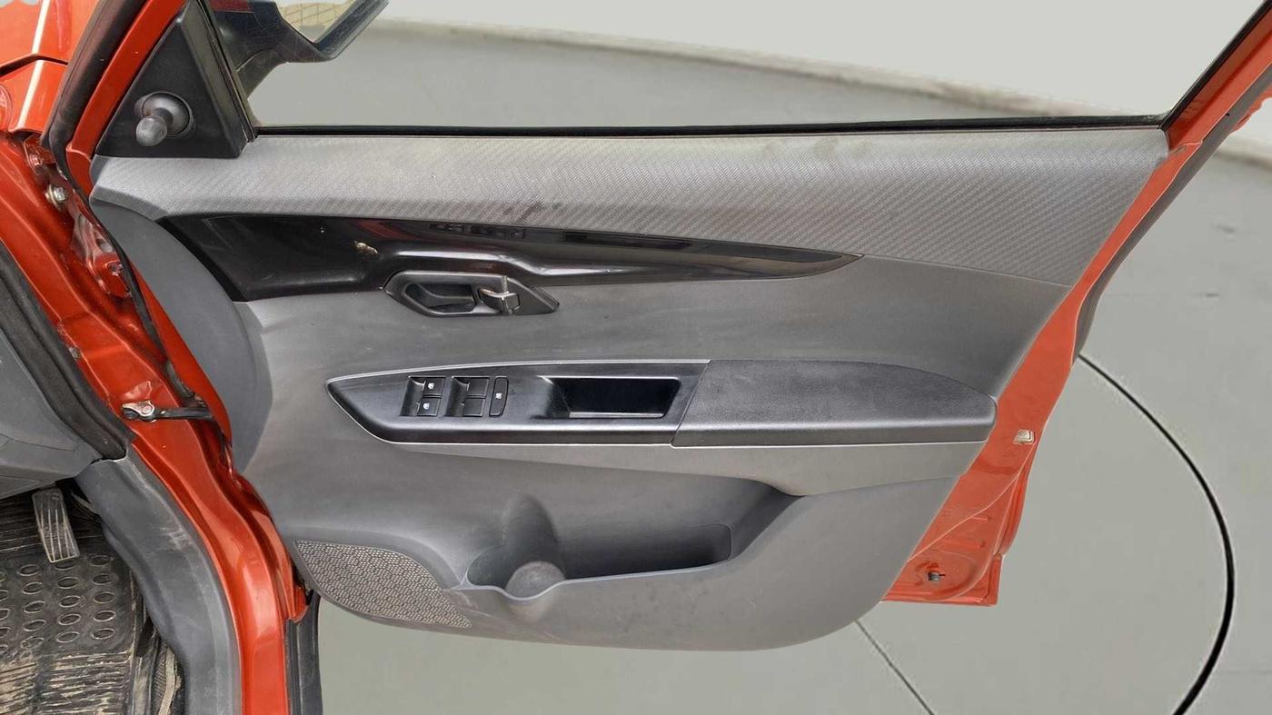 2017 Mahindra KUV 100 NXT K4+ P 6 STR, Petrol, Manual, 49,813 km, Driver Side Door Panels Control