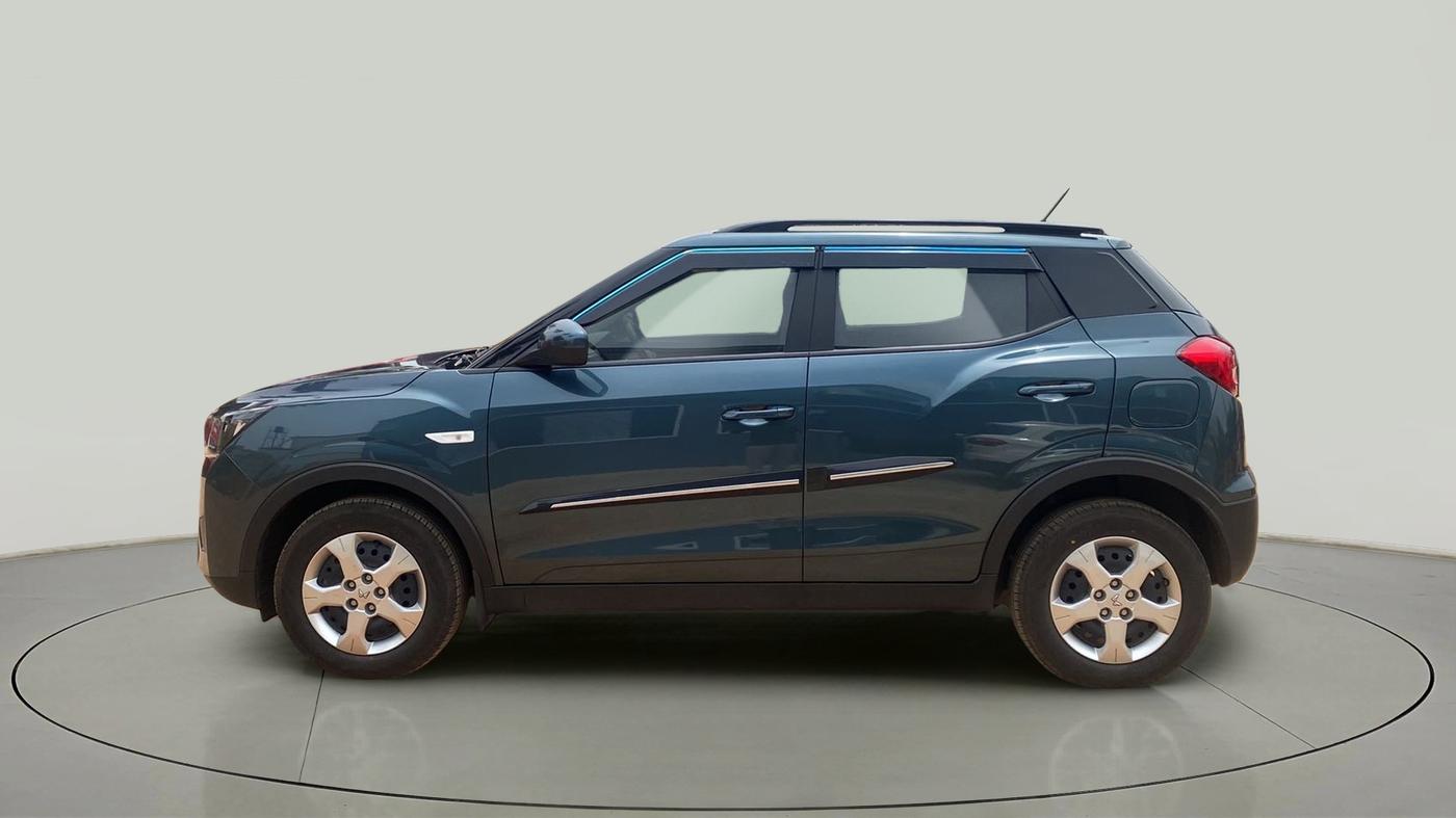 2023 Mahindra XUV300 W6 1.2 PETROL, Petrol, Manual, 10,190 km, Left Side