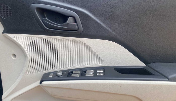 2023 Mahindra XUV300 W6 1.2 PETROL, Petrol, Manual, 10,190 km, Driver Side Door Panels Control