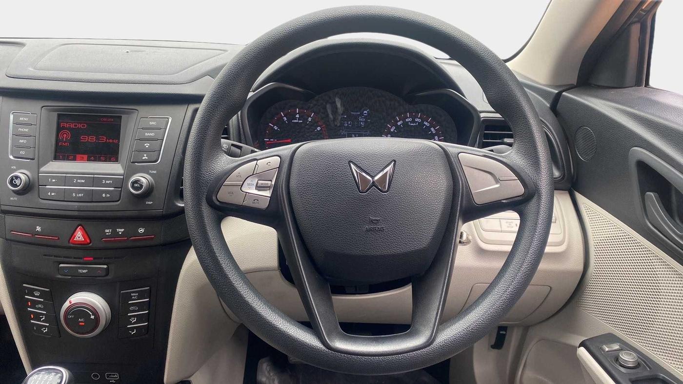 2023 Mahindra XUV300 W6 1.2 PETROL, Petrol, Manual, 10,190 km, Steering Wheel Close Up