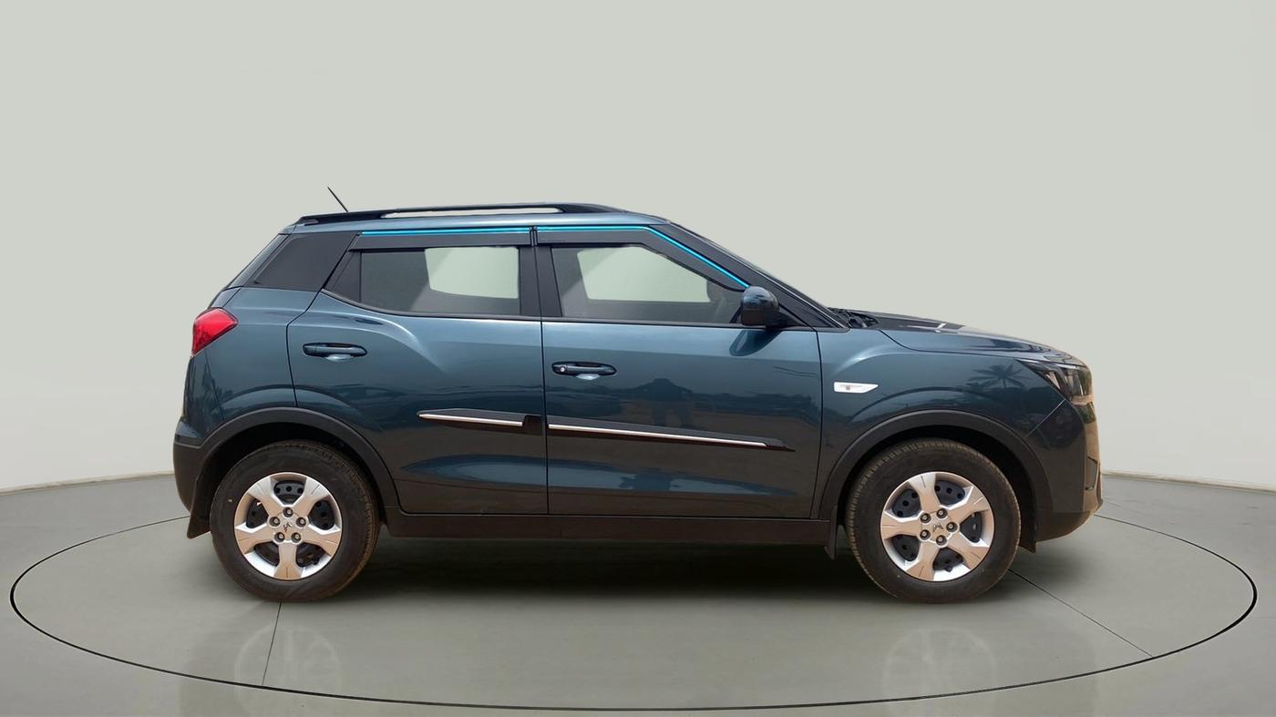 2023 Mahindra XUV300 W6 1.2 PETROL, Petrol, Manual, 10,190 km, Right Side View
