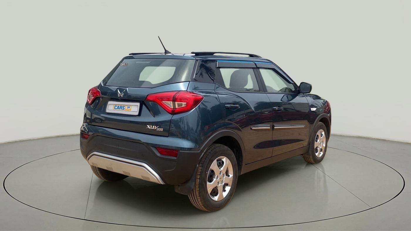 2023 Mahindra XUV300 W6 1.2 PETROL, Petrol, Manual, 10,190 km, Right Back Diagonal
