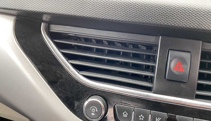 2018 Tata NEXON XT PETROL, Petrol, Manual, 40,602 km, AC Unit - Front vent has minor damage