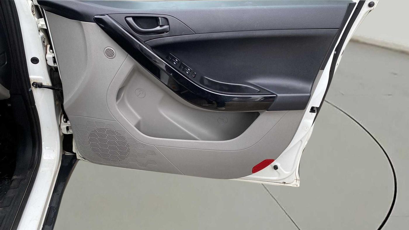 2018 Tata NEXON XT PETROL, Petrol, Manual, 40,602 km, Driver Side Door Panels Control