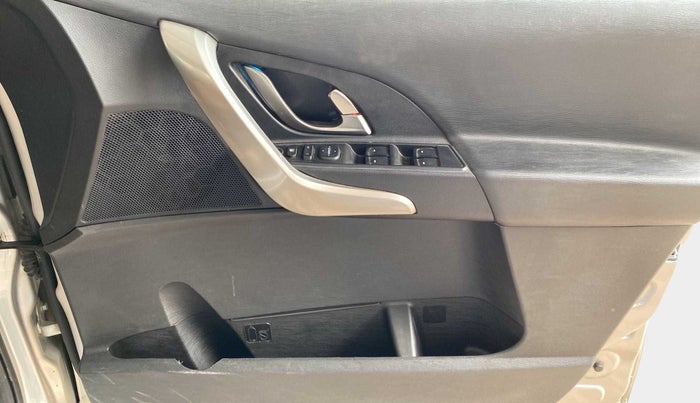 2020 Mahindra XUV500 W7, Diesel, Manual, 32,491 km, Driver Side Door Panels Control
