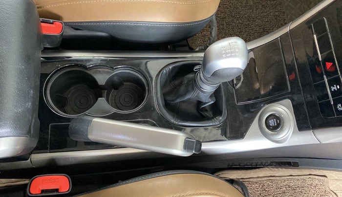 2020 Mahindra XUV500 W7, Diesel, Manual, 32,491 km, Gear Lever