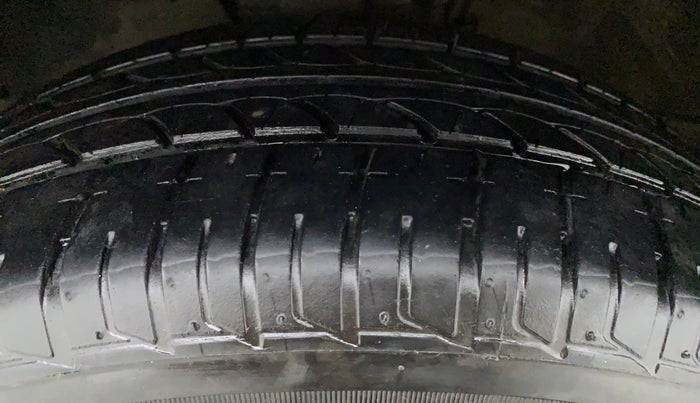 2017 Volkswagen Vento HIGHLINE TDI AT, Diesel, Automatic, 64,522 km, Right Front Tyre Tread