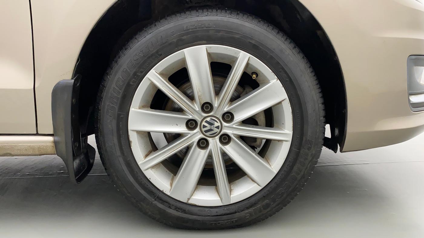 2017 Volkswagen Vento HIGHLINE TDI AT, Diesel, Automatic, 64,522 km, Right Front Wheel