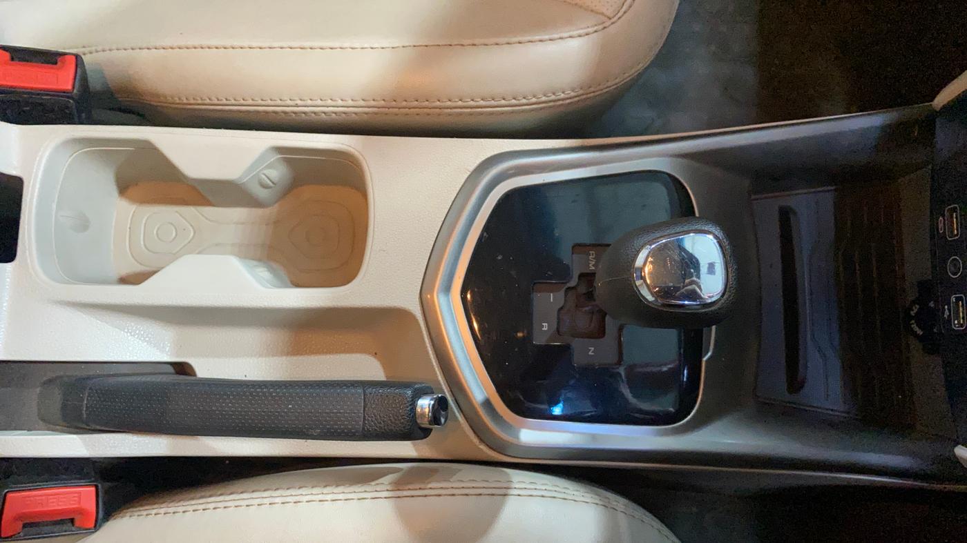 2021 Mahindra XUV300 W8 (O) 1.5 DIESEL AMT DUAL TONE, Diesel, Automatic, 43,432 km, Gear Lever