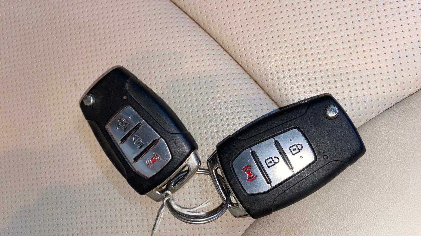 2021 Mahindra XUV300 W8 (O) 1.5 DIESEL AMT DUAL TONE, Diesel, Automatic, 43,432 km, Key Close Up