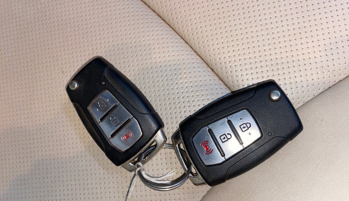 2021 Mahindra XUV300 W8 (O) 1.5 DIESEL AMT DUAL TONE, Diesel, Automatic, 43,126 km, Key Close Up