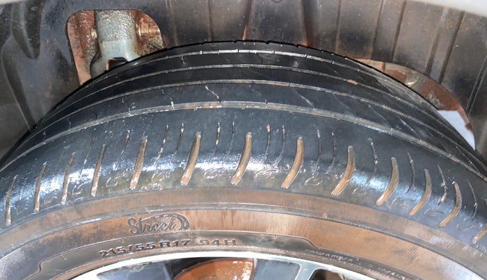 2021 Mahindra XUV300 W8 (O) 1.5 DIESEL AMT DUAL TONE, Diesel, Automatic, 43,126 km, Left Rear Tyre Tread