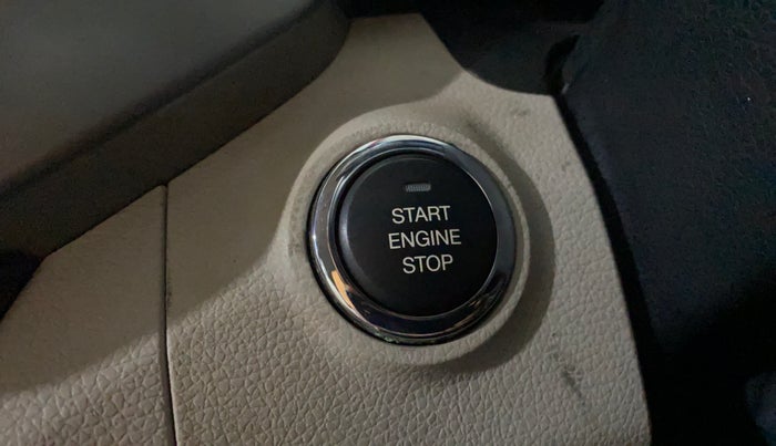 2021 Mahindra XUV300 W8 (O) 1.5 DIESEL AMT DUAL TONE, Diesel, Automatic, 43,126 km, Keyless Start/ Stop Button