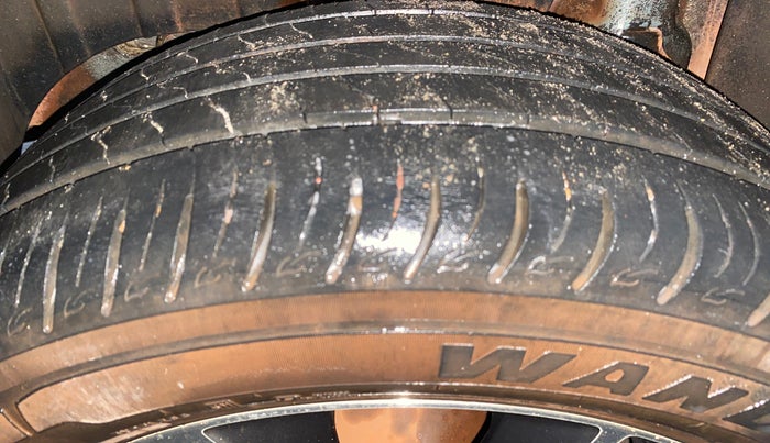 2021 Mahindra XUV300 W8 (O) 1.5 DIESEL AMT DUAL TONE, Diesel, Automatic, 43,126 km, Right Rear Tyre Tread