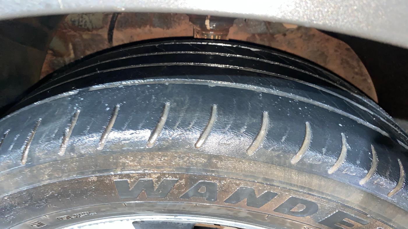 2021 Mahindra XUV300 W8 (O) 1.5 DIESEL AMT DUAL TONE, Diesel, Automatic, 43,432 km, Left Front Tyre Tread