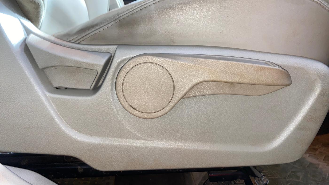 2021 Mahindra XUV300 W8 (O) 1.5 DIESEL AMT DUAL TONE, Diesel, Automatic, 43,432 km, Driver Side Adjustment Panel