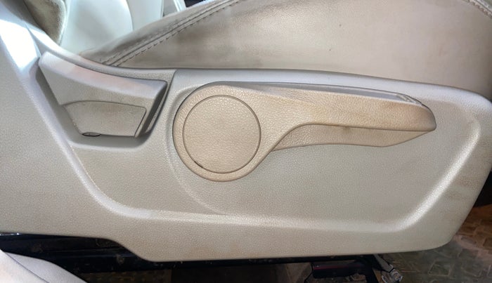 2021 Mahindra XUV300 W8 (O) 1.5 DIESEL AMT DUAL TONE, Diesel, Automatic, 43,126 km, Driver Side Adjustment Panel