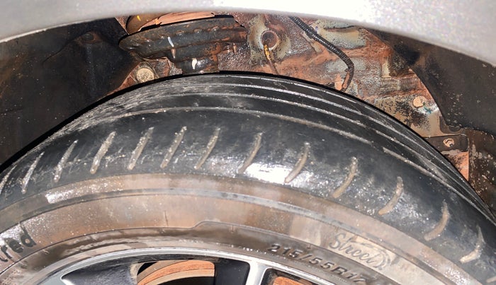 2021 Mahindra XUV300 W8 (O) 1.5 DIESEL AMT DUAL TONE, Diesel, Automatic, 43,126 km, Right Front Tyre Tread